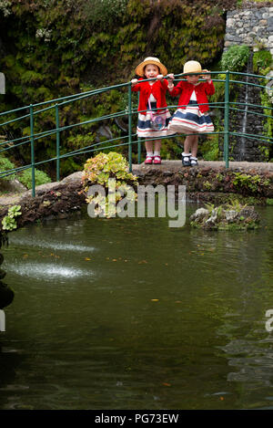 Junge Mädchen, die in tropischen Gärten in Madeira. Stockfoto