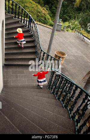 Junge Mädchen, die in tropischen Gärten in Madeira. Stockfoto