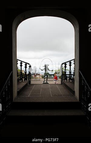 Junge Mädchen, die in tropischen Gärten in Madeira. Stockfoto