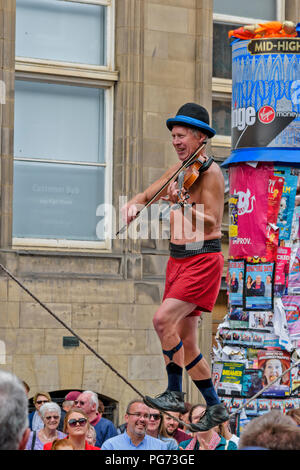 EDINBURGH FESTIVAL FRINGE 2018 SEILTÄNZER spielen eine Violine Stockfoto