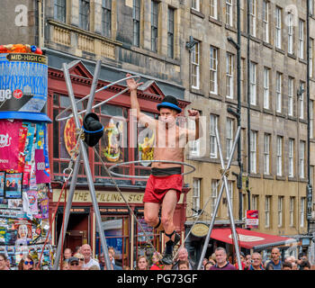 EDINBURGH FESTIVAL FRINGE 2018 SEILTÄNZER MIT SPINNING HULA HOOPS Stockfoto