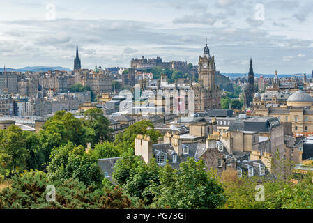 EDINBURGH SCHOTTLAND CALTON HILL CITY VIEW DER CLOCK TOWER VON BALMORAL HOTEL UND SCHLOSS am Horizont Stockfoto