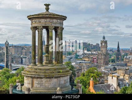 EDINBURGH SCHOTTLAND CALTON HILL CITY VIEW DIE DUGALD STEWART MEMORIAL DER CLOCK TOWER VON BALMORAL HOTEL UND DAS Scott Monument an der Princes Street Stockfoto