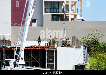 Gosford, New South Wales, Australien - 2 November. 2017: Konstruktion und Bau Stand 27. Das Pumpen von Beton auf Neue home Einheiten, bei 47 Stockfoto