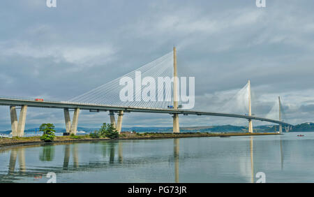 Neue Forth Road Bridge QUEENSFERRY Überqueren der Brücke in der frühen Morgensonne mit Reflexionen Stockfoto