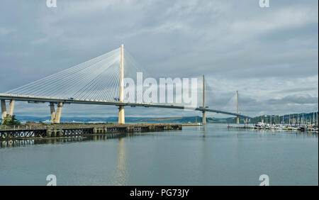 Neue Forth Road Bridge QUEENSFERRY ÜBERQUEREN DER BRÜCKE IN DER FRÜHEN MORGENSONNE YACHT MARINA Stockfoto