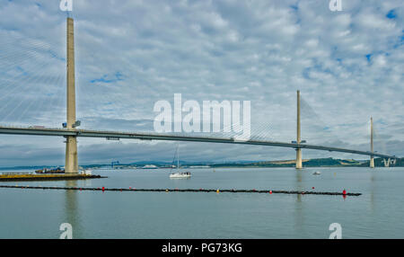 Neue Forth Road Bridge QUEENSFERRY KREUZUNG MIT WEISSEN YACHT UNTER DER BRÜCKE Stockfoto