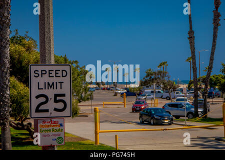 VENICE, Kalifornien, USA, August, 20, 2018: Im freien Blick auf informative Zeichen der Höchstgeschwindigkeit 25 in Venice Beach in der Stadt Santa Monica in Los Angel Stockfoto