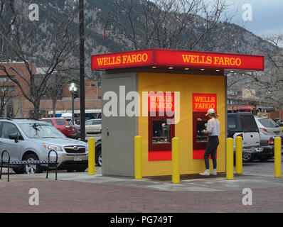 Die Wells Fargo Bank Geldautomaten in der Innenstadt von Boulder, Colorado Stockfoto
