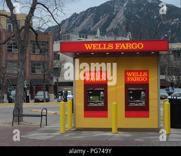 Die Wells Fargo Bank Geldautomaten in der Innenstadt von Boulder, Colorado Stockfoto