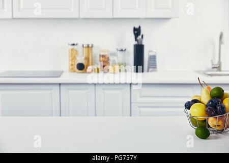 Nahaufnahme Blick auf die weissen Tisch mit frischen Früchten in der Küche Stockfoto