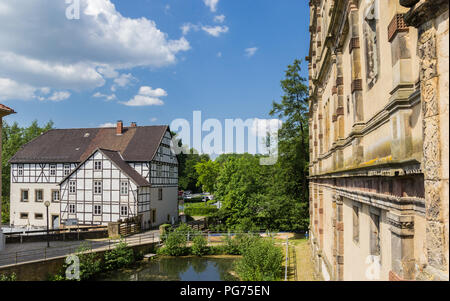 Teich und Fachwerkhaus am Schloss Brake in Lemgo, Deutschland Stockfoto