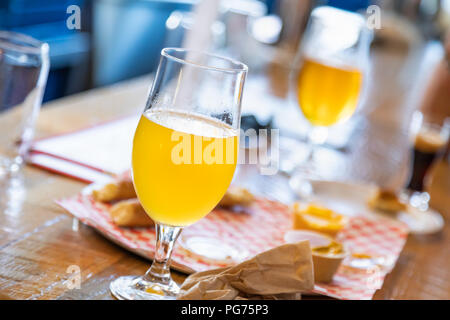 Zusammenfassung von kleinen Glas Micro Brew Bier an der Bar. Stockfoto