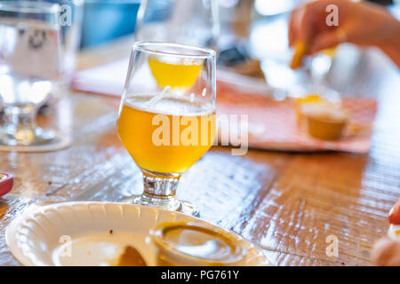 Zusammenfassung von kleinen Glas Micro Brew Bier an der Bar. Stockfoto