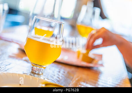 Zusammenfassung von kleinen Glas Micro Brew Bier an der Bar. Stockfoto