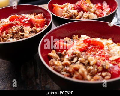 Gesundes Frühstück: Müsli, frisches Obst und Feigen in Schalen Stockfoto