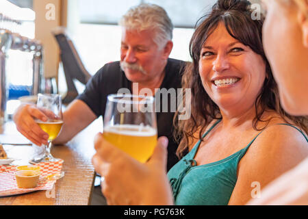 Gruppe von Freunden genießen Gläser Micro Brew Bier an der Bar. Stockfoto