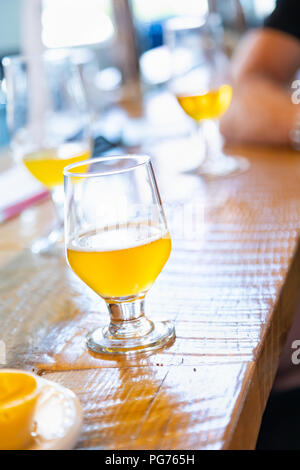 Zusammenfassung von kleinen Glas Micro Brew Bier an der Bar. Stockfoto