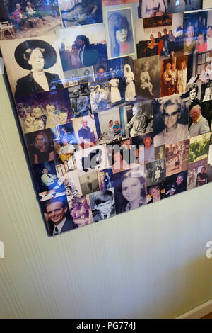 Collage aus einer Sammlung von Familienfotos in einem Plexiglas Rahmen an der Wand hängen Stockfoto
