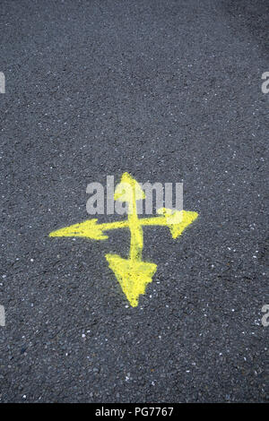 Andere Richtung Gelb lackiert Pfeile auf Asphaltstraße Oberfläche lackiert Stockfoto