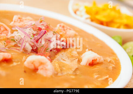 Nahaufnahme der selektiven Fokus der ecuadorianischen Essen: Garnelen cebiche mit einigen chifles Hintergrund verschwommen Stockfoto