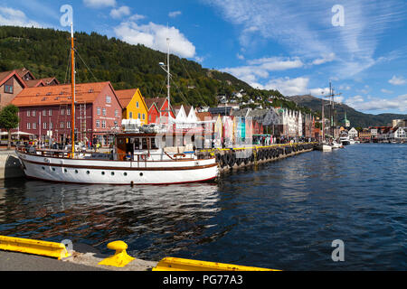 Motor yacht TSMY Weller (erbaut 1947) Neben in Bergen, Hafen, West Norwegen. Stockfoto