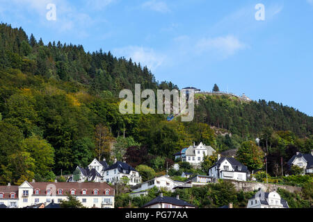 Blick Richtung Mount Floyen und die Seilbahn vom Inneren Hafen in Bergen Hafen gesehen, West Norwegen. Stockfoto