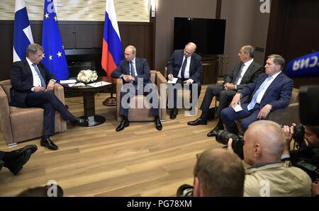 Der russische Präsident Wladimir Putin, rechts, bei einem bilateralen Treffen mit finnischen Präsidenten Sauli Niinisto am Schwarzen Meer Ferienhäuser residence August 22, 2018 in Sotschi, Russland. Stockfoto