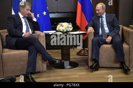 Der russische Präsident Wladimir Putin, rechts, bei einem bilateralen Treffen mit finnischen Präsidenten Sauli Niinisto am Schwarzen Meer Ferienhäuser residence August 22, 2018 in Sotschi, Russland. Stockfoto