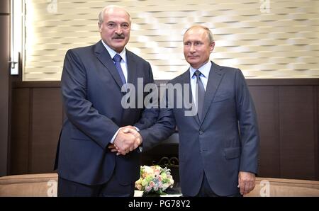 Der russische Präsident Wladimir Putin, rechts, schüttelt Hände mit weißrussischen Präsidenten Alexander Lukaschenko am Beginn der bilateralen Sitzung am Schwarzen Meer Ferienhäuser Residence 22. August in Sotschi, Russland 2018. Stockfoto