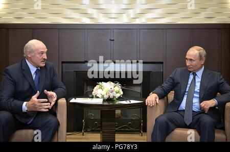 Der russische Präsident Wladimir Putin, rechts, mit dem weißrussischen Präsidenten Alexander Lukaschenko am Beginn der bilateralen Sitzung am Schwarzen Meer Ferienhäuser Residence 22. August in Sotschi, Russland 2018. Stockfoto