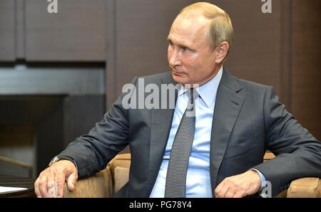 Der russische Präsident Wladimir Putin bei einem bilateralen Treffen mit dem weißrussischen Präsidenten Alexander Lukaschenko am Schwarzen Meer Ferienhäuser Residence 22. August in Sotschi, Russland 2018. Stockfoto