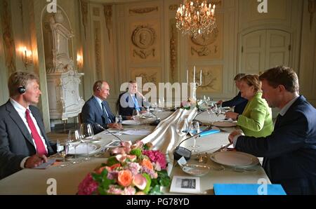 Der russische Präsident Wladimir Putin, Links, und der deutschen Bundeskanzlerin Angela Merkel während der Gespräche, die auf die Kanzler Meseberg Residenz August 18, 2018 außerhalb von Berlin, Deutschland. Stockfoto