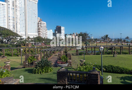 Sunked Gärten gegen Golden Mile Skyline der Stadt und den blauen Himmel in Durban, Südafrika Stockfoto