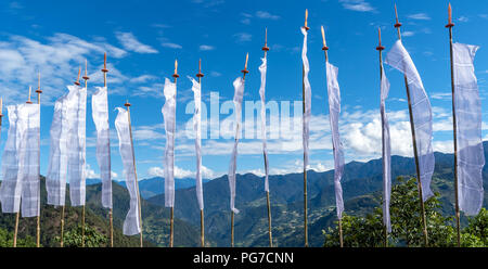 Buddhistische Gebetsfahnen mit Bergen im Hintergrund - Bhutan Stockfoto