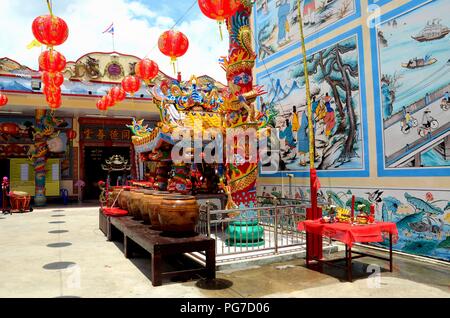 Chinesische Tempel mit Urnen Kunst und roten Laternen und Thailändische Flagge Pattani Thailand Stockfoto