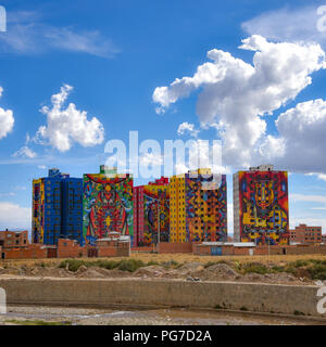 Farbenfrohe Wandmalereien von bolivianischen Künstler Roberto Mamani Mamani auf Eigentumswohnung Gebäude in El Alto, La Paz, Bolivien lackiert Stockfoto