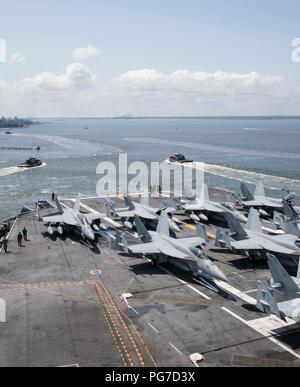 180819-N-QQ 548-0079 ATLANTIK (Aug. 19, 2018) Der Nimitz-Klasse Flugzeugträger USS Abraham Lincoln (CVN 72) fährt Naval Station Norfolk mit Eingeschifft Carrier Air Wing 7. (U.S. Marine Foto von Mass Communication Specialist 3. Klasse Tyler C. Priestley/Freigegeben) Stockfoto