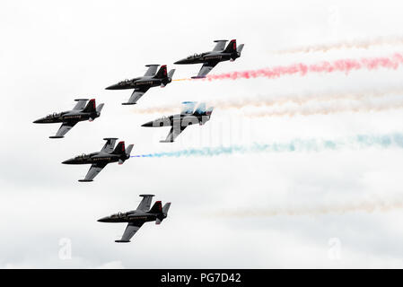 Die patrioten Jet Team führt eine Antenne Demonstration in der Luft- und Raumfahrt Expo am Beale Air Force Base, Kalifornien, 28. April 2018. Die patrioten Jet Team ist die größte zivile Besitz Kunstflug jet Mannschaft in der westlichen Hemisphäre. (U.S. Air Force Foto von älteren Flieger Lauren Parsons) Stockfoto