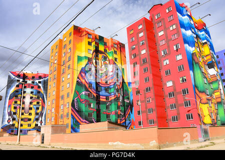 Farbenfrohe Wandmalereien von bolivianischen Künstler Roberto Mamani Mamani auf Eigentumswohnung Gebäude in El Alto, La Paz, Bolivien lackiert Stockfoto