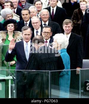 An der Westfront des U.S. Capitol, Vice President George Herbert Walker Bush nimmt den Amtseid und wird der 41. Präsident der Vereinigten Staaten Stockfoto