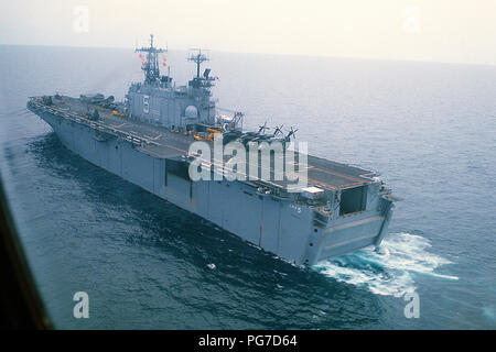 Ein port Quartal angesichts der Amphibisches Schiff USS Peleliu (LHA-5) im Gange während Cobra Gold '85, einer gemeinsamen US/Thai Training. Stockfoto