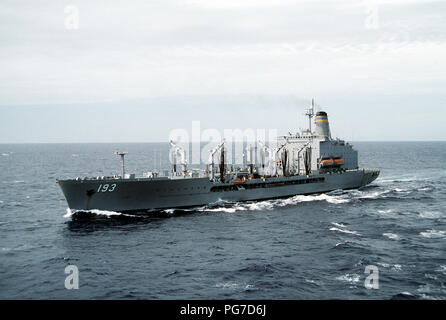 Ein port Bow View der Flotte öler USNS WALTER S. DIEHL (T-AO-193). Stockfoto