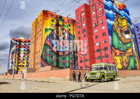 Farbenfrohe Wandmalereien von bolivianischen Künstler Roberto Mamani Mamani auf Eigentumswohnung Gebäude in El Alto, La Paz, Bolivien lackiert Stockfoto