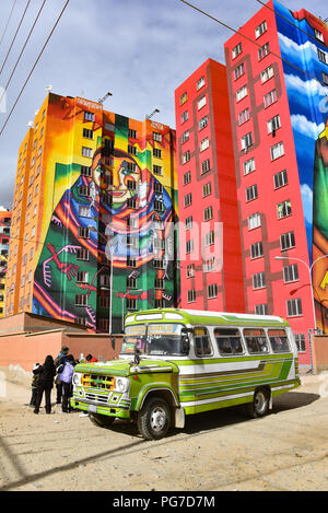 Farbenfrohe Wandmalereien von bolivianischen Künstler Roberto Mamani Mamani auf Eigentumswohnung Gebäude in El Alto, La Paz, Bolivien lackiert Stockfoto