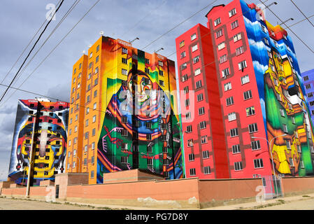 Farbenfrohe Wandmalereien von bolivianischen Künstler Roberto Mamani Mamani auf Eigentumswohnung Gebäude in El Alto, La Paz, Bolivien lackiert Stockfoto