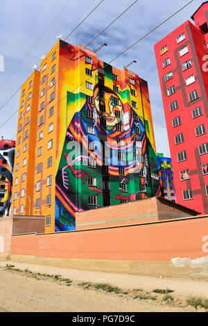 Farbenfrohe Wandmalereien von bolivianischen Künstler Roberto Mamani Mamani auf Eigentumswohnung Gebäude in El Alto, La Paz, Bolivien lackiert Stockfoto