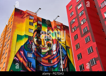 Farbenfrohe Wandmalereien von bolivianischen Künstler Roberto Mamani Mamani auf Eigentumswohnung Gebäude in El Alto, La Paz, Bolivien lackiert Stockfoto