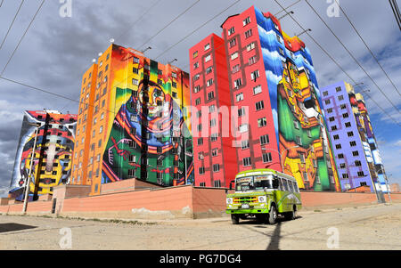 Farbenfrohe Wandmalereien von bolivianischen Künstler Roberto Mamani Mamani auf Eigentumswohnung Gebäude in El Alto, La Paz, Bolivien lackiert Stockfoto