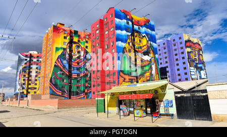 Farbenfrohe Wandmalereien von bolivianischen Künstler Roberto Mamani Mamani auf Eigentumswohnung Gebäude in El Alto, La Paz, Bolivien lackiert Stockfoto